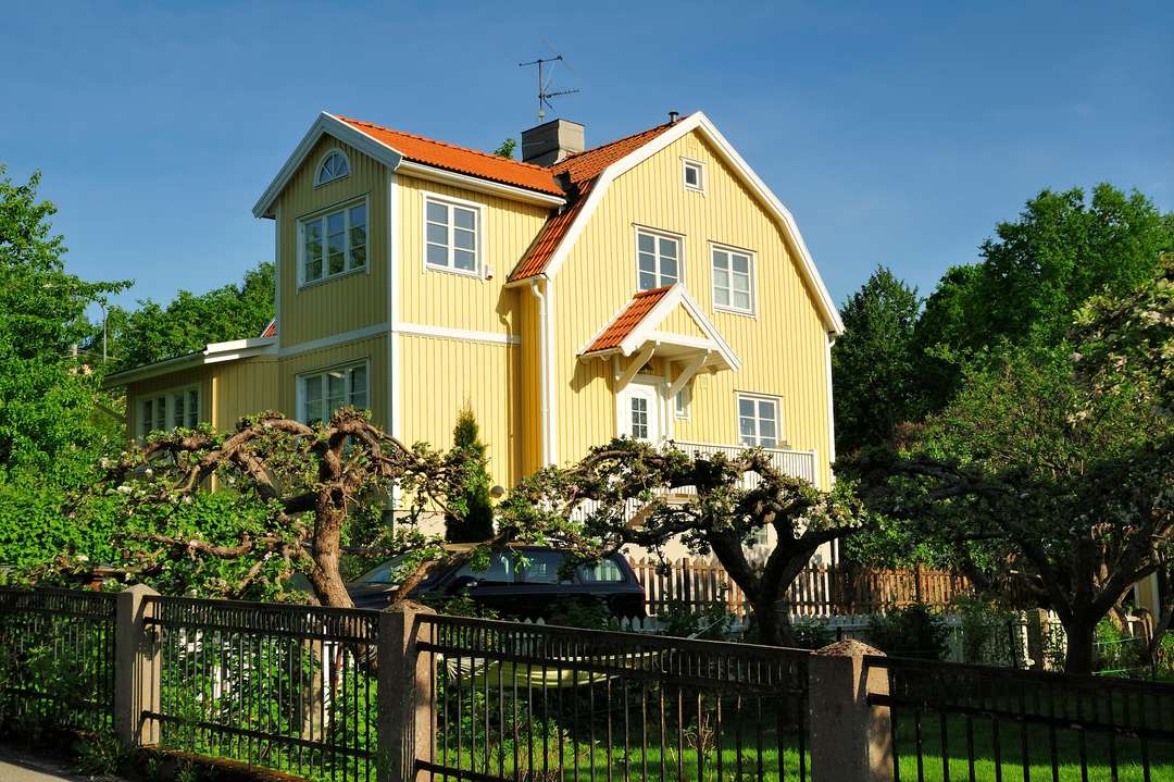 Hus med gul träfasad
